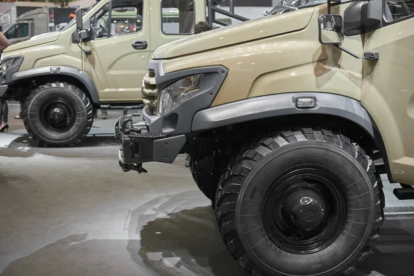 MOSCÚ, SEP, 5, 2017: Ver en ruso off road car GAZ para zonas de difícil acceso y la caza. Sastre personalizado especial hecho fuera de camión de carretera. Exposición Comercial de Transporte ComTrans-2017. Camiones de barro — Foto de Stock