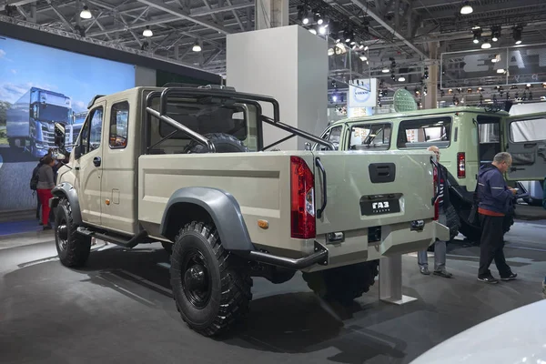 MOSCÚ, SEP, 5, 2017: Ver en ruso off road car GAZ para zonas de difícil acceso y la caza. Sastre personalizado especial hecho fuera del camino camión de barro. Exposición Comercial de Transporte ComTrans-2017 stand — Foto de Stock