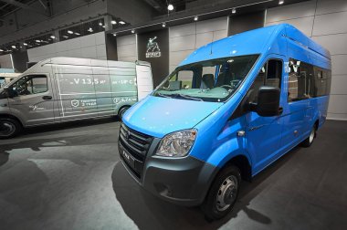Moskova, Eylül, 5, 2017: Mini otobüs minibüs Gaz insanlar ve kargo taşımacılığı görünüm. Ünlü Rus otomobil üreticisi sergi stand booth. Ticari taşıma sergi Kom-2017