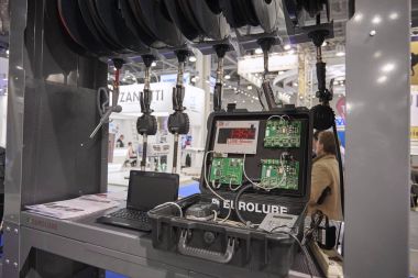 Moskova, Eylül, 5, 2017: kamyon yağlama için elektronik kontrol kutusu araçları aygıtları donanımları, şasi bakım ticari taşıma sergi Kom-2017 adlı görünüm. Kamyon servis hizmetleri