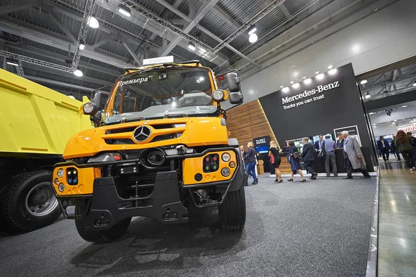 MOSCOW, SEP, 5, 2017: Vista sobre laranja novo caminhão de serviço Mercedes-Benz Unimog para várias modificações de serviço. Camião de serviço. Exposição Comercial de Transporte ComTrans-2017. Mercedes Benz carros — Fotografia de Stock