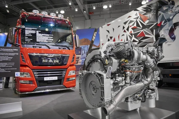 MOSCOW, SEP, 5, 2017: View on red MAN truck and diesel truck engine - näyttelyitä kaupallisessa liikenteessä Näyttely ComTrans-2017. Miesautoja. Autoteollisuus. Suositut ja uusimmat hyötyajoneuvot — kuvapankkivalokuva