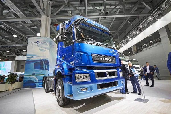 MOSCOW, SEP, 5, 2017: Russian KAMAZ trucks displays on Commercial Transport Exhibition ComTrans-2017. Caminhões comerciais famosos russos Kamaz carros. Veículos de transporte russos. Camiões novos. Carros novos — Fotografia de Stock