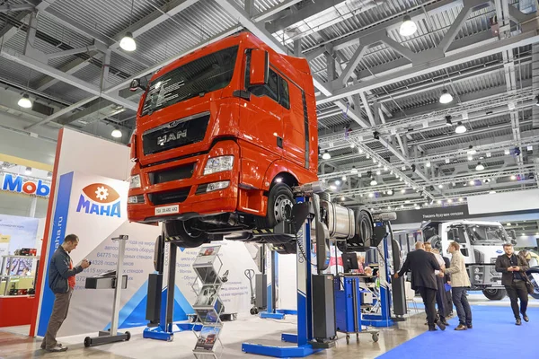 モスクワ, 9 月 5, 2017: メンテナンス機器、修復ツールやトラック用の特殊なデバイスです。赤男トラックを特別車リフト エレベーター ホイスト商業輸送 Comtrans 2017 上に持ち上げた。トラック Mot — ストック写真