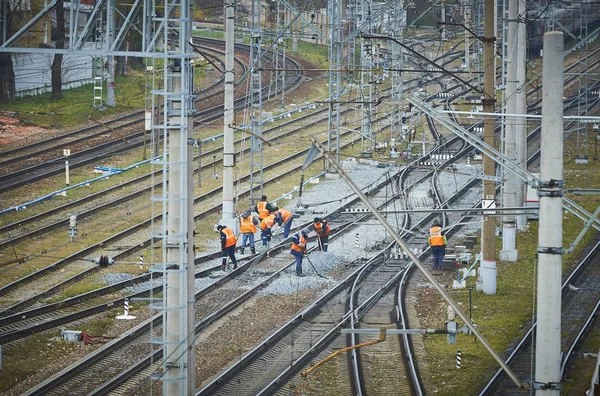 Moskva, Ryssland, okt 26, 2017: Arbetstagare vid underhåll av järnvägsspår och infrastruktur. Rysslands järnvägar depot reparationsarbeten. Järnvägen underhållspersonal arbetstagare personer. Rail road spår reparation — Stockfoto