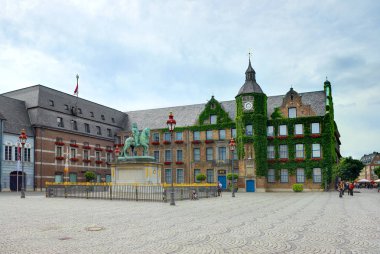 Dusseldorf, Almanya, Jun.13, 2010: Görünümü ana şehir şehir ile bina canlı yeşil cephe ve heykel kare üzerinde. Ev yaşam ile yeşil duvar. Klasik Europe mimari şehir heykel anıt  