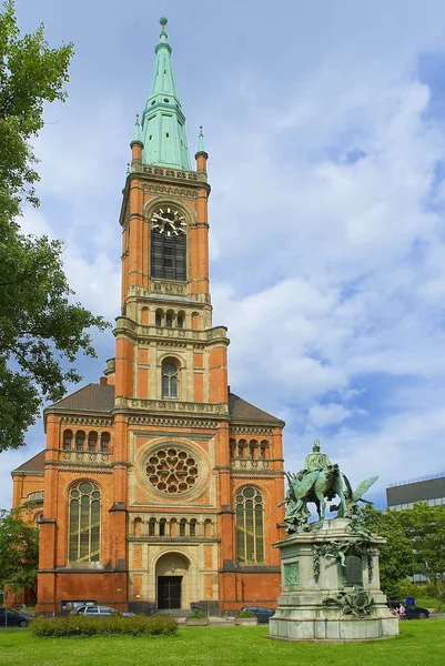 Dusseldorf, Almanya, Jun.13, 2010: Eski antik kırmızı Roma Katolik Kilisesi'nin çan kulesi ile tuğla ve yaz güneşli bir günde saat. Kırmızı turuncu kahverengi tuğla kilise katedral tapınak mimarisi dikey görünüm 