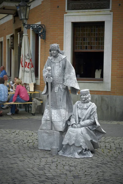 Düsseldorf, Németország, Jun.13, 2010: Street ezüst élő szobrok szobrok a király és királyné. Európai street élő szobrok. Ezüst festett szobor művészek. Élő szobrok jelenet utca — Stock Fotó