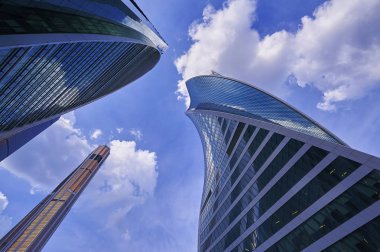 Moskova, Ağustos, 22,2017: Görünüm üzerinde Moscow City iş merkezi gökdelenler ofis binaları lüks daireler kuleleri. Gökdelenler yansıma mavi bulutlu gökyüzü Moskova şehir binalar geniş açı panorama Modern Avrupa mimarisi