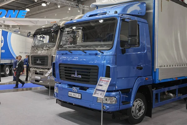 モスクワ 2017 Maz トラック展示商業輸送展示 Comtrans 2017 のビューを閉じます Maz トラック商業交通展覧会立っています ダンプ — ストック写真