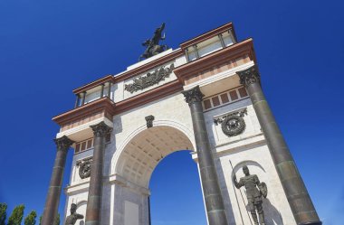 Kursk, Rusya, 10 Ağustos 2017: Görünümü üzerinde zafer takı büyük Vatanseverlik Savaşı (İkinci Dünya Savaşı) askeri Anıtı ve anıt sokakta adanmış. Dünya ünlü savaş zafer anıtları. Büyük Zafer Bayramı