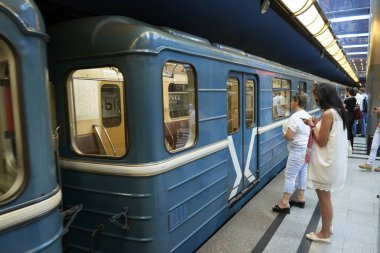 Moskova, 22 Ağustos 2017: Metro istasyonu iş merkezi mavi metro tren bekleyen insanlarla. Tren istasyonu ptatform bekleyen insanlar tren. Rus metro tren 