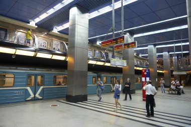 Moskova, 22 Ağustos 2017: İki düzeyleri kat metro istasyonu İş Merkezi, mavi tren ve tren bekleyen insanlar. Yolcu demiryolu istasyonu platformu üzerinde. Yeni modern metro istasyonu mimarisine. Metro Müzesi