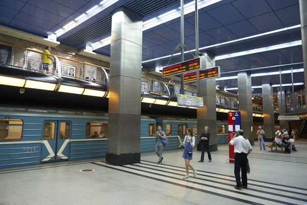 Moskova, 22 Ağustos 2017: İki düzeyleri kat metro istasyonu İş Merkezi, mavi tren ve tren bekleyen insanlar. Yolcu demiryolu istasyonu platformu üzerinde. Yeni modern metro istasyonu mimarisine. Metro Müzesi