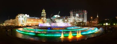 Moskova, Eylül 27, 2009: Gece Kievskiy Vokzal Garı Binası, güzel clolorful aydınlatma çeşme metal heykel ile panoramik görünüm. Gece Moskova panorama cityscape. Gece şehir sahne