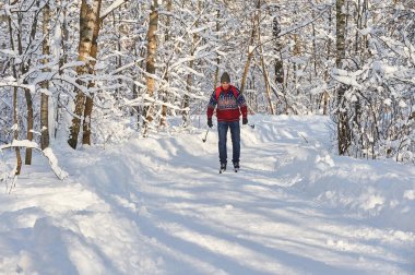 Moskova, 01 Şubat 2018: Kayak adam şehir orman Park Sokolniki güneşli kış günü. Kış Kayak spor serbest stil. Kış Kayak spor serbest stil. Orman Şehir Parkı Kayak adam. Kayak insanlar Spor Kayak
