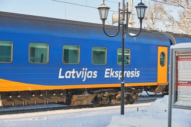Moskova, 01 Şubat 2018: Kış gün görünümü mavi yolcu Koç araba Letonca hızlı Rizhskiy tren istasyonu.