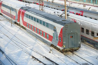 Moskova, 01 Şubat 2018: Çapraz kış görünümü üzerinde Rus tren yolcu treni ile çift güverte antrenörler araba tren depo kar altında. Kış raylı yollar. Kar trenler Rzd depo içinde kışın kapalı.