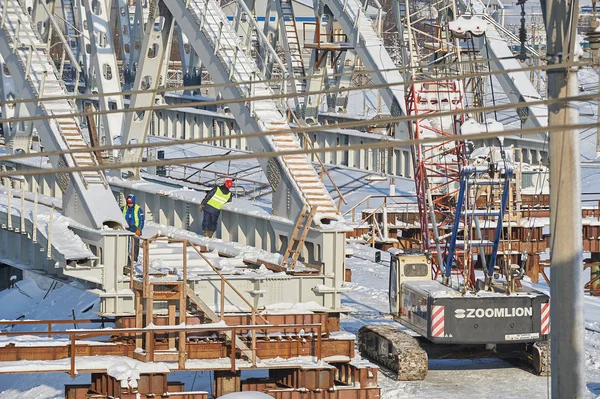 Moscú Febrero 2018 Ver Los Trabajadores Con Grúa Oruga Construyendo — Foto de Stock