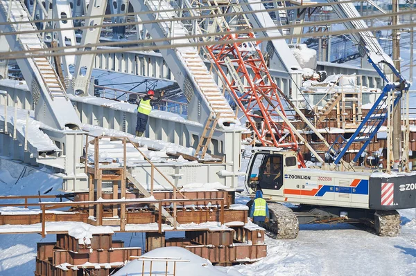 Moscú Febrero 2018 Ver Los Trabajadores Con Grúa Oruga Construyendo — Foto de Stock