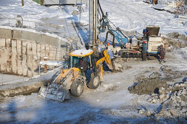 汚い重い建設用機器 作業員モスクワ 2018 冬景色 工事現場の掘削作業 汚い作品建設現場 建設機械 — ストック写真