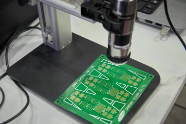 Moskova, Nisan, 19, 2018: Yüksek çözünürlüklü dijital mikroskop devre kartlarına ve cips, Mikro işlemciler muayene, kontrol ve tanı için. Yer aygıtları, cihazlar ve çalışan elektronik mühendisi