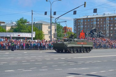 Moskova, Mayıs, 9, 2018: Büyük zafer tatil geçit töreni Rus askeri araçlar. Tanklar şehir sokakları ve kutluyor insan, zafer semboller içinde belgili tanımlık geçmiş. Rus muharebe tankı Bmp 3