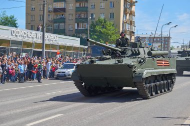 Moskova, Mayıs, 9, 2018: Büyük zafer tatil geçit töreni Rus askeri araçlar. Tanklar şehir sokakları ve kutluyor insan, zafer semboller içinde belgili tanımlık geçmiş. Rus muharebe tankı Bmp 3