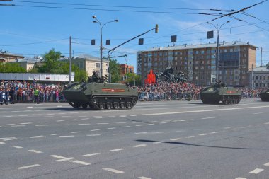 Moskova, Mayıs, 9, 2018: Büyük zafer tatil geçit töreni Rus askeri araçlar. Rus muharebe tankı Btr-Mdm askerler ulaşım için. İnsanlar, zafer semboller içinde belgili tanımlık geçmiş kutluyor.