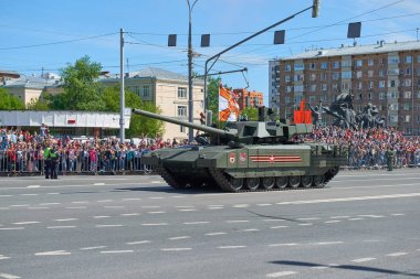 Moskova, Mayıs, 9, 2018: Büyük zafer tatil geçit töreni Rus askeri araçlar. Tanklar şehir sokakları ve kutluyor insan, zafer semboller içinde belgili tanımlık geçmiş. Rus muharebe tankı T-14 Armata