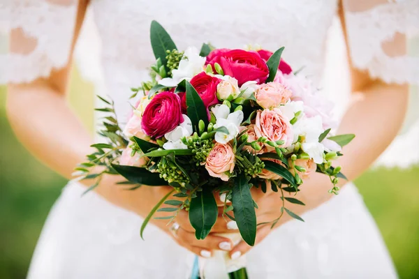 Bouquet de mariage dans les mains de la mariée — Photo