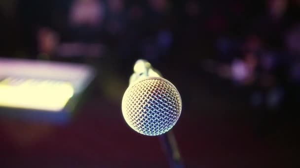 Microphone sur scène dans une salle de concert — Video