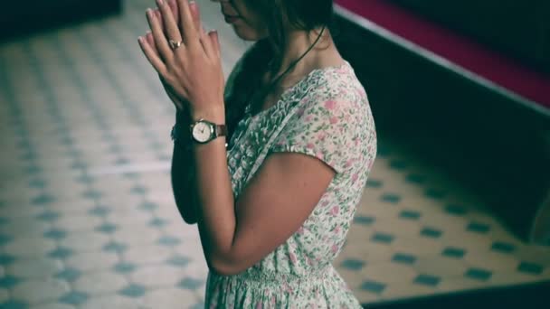 Girl praying on her knees. — Stock Video