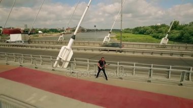 Gitarist, rock müzisyeni, köprüde sokak müzisyeni. Havadan çekim