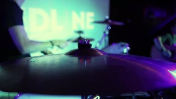 Le batteur joue un spectacle rock, jazz, blues . — Video