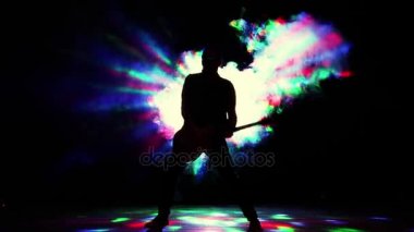 Sert rock, metal gitar duman ve strobe ışıklar ile kişi oynuyor.