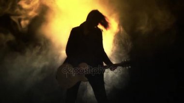 Gitar duman ve strobe ışıklar kızla sert rock, metal çalış.