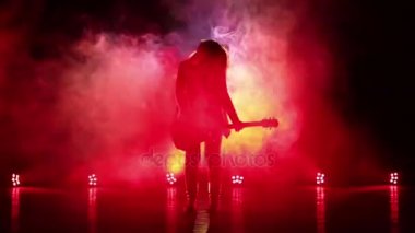 Gitar duman ve strobe ışıklar kızla sert rock, metal çalış.