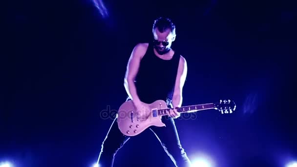 Musicien rock, guitariste, showman. Feux stroboscopiques, fumigènes. Concert rock groupe se produisant sur scène avec chanteur, guitare, batteur. Clip, groupe de heavy metal ou rock . — Video