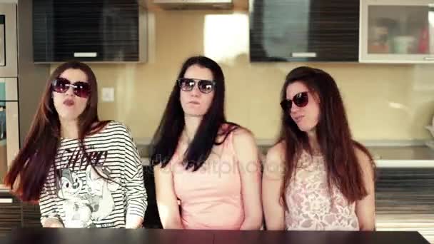 Três Garotas Óculos Sol Movem Para Batida Música — Vídeo de Stock