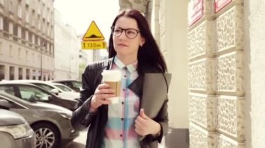 Siyah saçlı, gözlük, kahve ve belgeleri, iş kadını iş merkezi emin yürüyüş, yavaş gider.