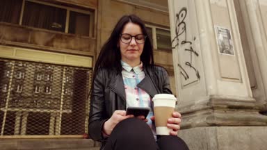 Gözlük, kahve içme ve telefonda kazma hipster kızla.