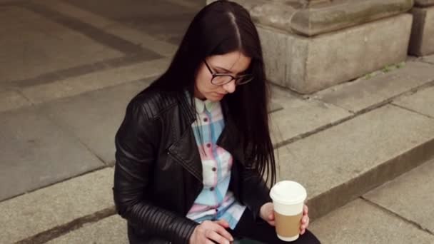 Dark Girl Glasses Chatting Friends Drinking Coffee Street — Stock Video