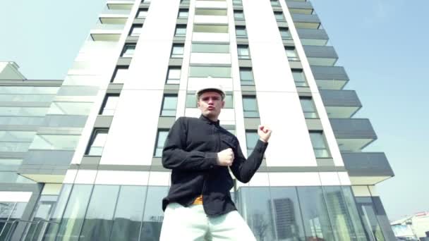 Männlicher Bauarbeiter Schwarzem Hemd Und Weißem Bauhelm Tanzt Auf Dem — Stockvideo