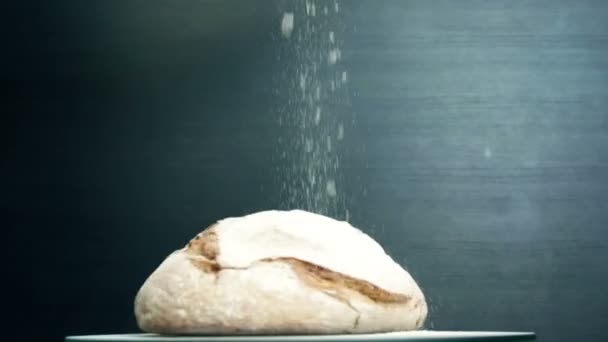 Černý Chléb Talíři Otáčí Místě Černém Pozadí — Stock video