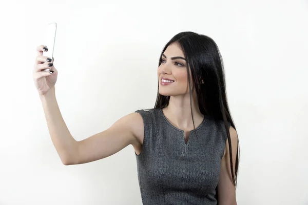 Selfie onun smartphone ile alarak iş kadını.