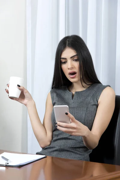 Genç kadın alınan kötü haber mobil.