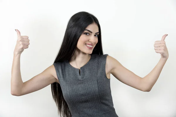 İş kadını başparmak gösteriyor.