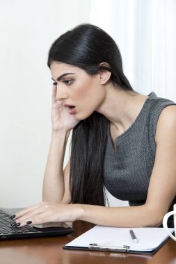 iş kadını sürpriz arıyor.