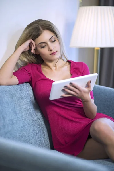 Tablet bilgisayar kullanan kadın